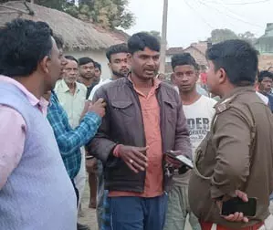 जामताड़ा में नाबालिग की रेप के बाद हत्या, सड़क पर उतरे लोग, आरोपी गिरफ्तार जामताड़ा में नाबालिग की रेप के बाद हत्या, सड़क पर उतरे लोग, आरोपी गिरफ्तार