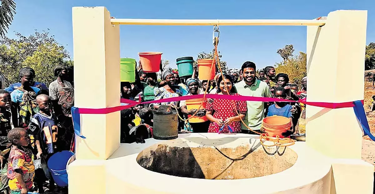 Kerala: स्कूल से कुओं तक, मलयाली दम्पति मलावी ग्रामीणों की प्यास बुझा रहे Kerala: स्कूल से कुओं तक, मलयाली दम्पति मलावी ग्रामीणों की प्यास बुझा रहे