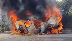 Haryana: चलती कार में लगी आग, ड्राइवर ने ऐसे बचाई अपनी जान Haryana: चलती कार में लगी आग, ड्राइवर ने ऐसे बचाई अपनी जान