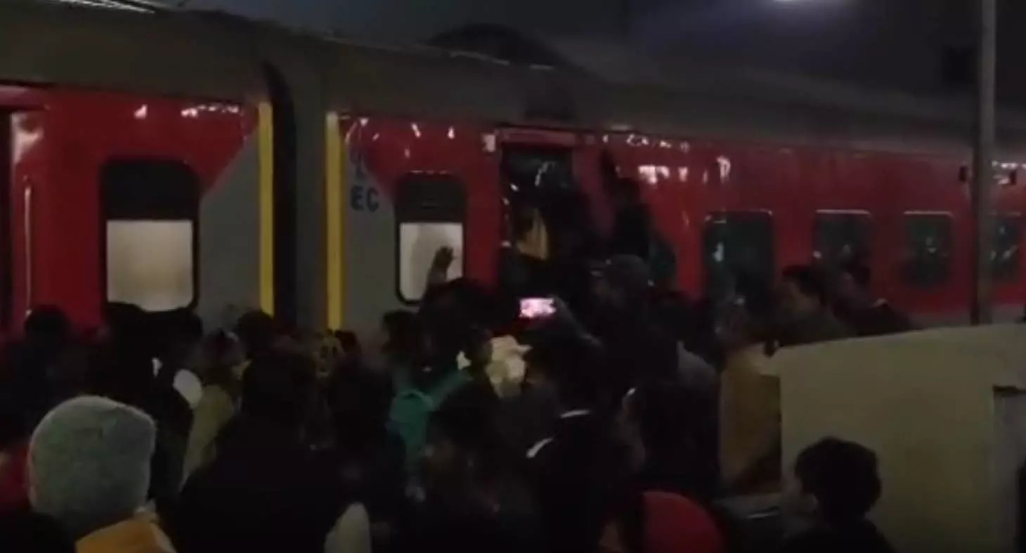 गुस्साए यात्रियों ने खोया आपा, ट्रेन में की तोड़फोड़, मचा हड़कंप गुस्साए यात्रियों ने खोया आपा, ट्रेन में की तोड़फोड़, मचा हड़कंप