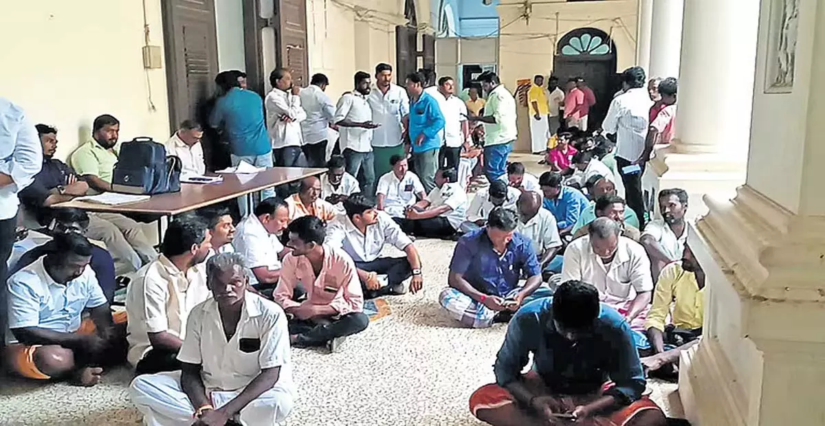 Tamil Nadu: सीबी-सीआईडी ने मारे गए लोगों की याचिकाओं पर की गई कार्रवाई का ब्योरा मांगा Tamil Nadu: सीबी-सीआईडी ने मारे गए लोगों की याचिकाओं पर की गई कार्रवाई का ब्योरा मांगा