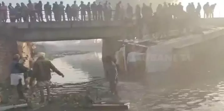 Punjab: यात्रियों से भरी बस ट्रक से टकराई, 5 लोगों की मौत Punjab: यात्रियों से भरी बस ट्रक से टकराई, 5 लोगों की मौत