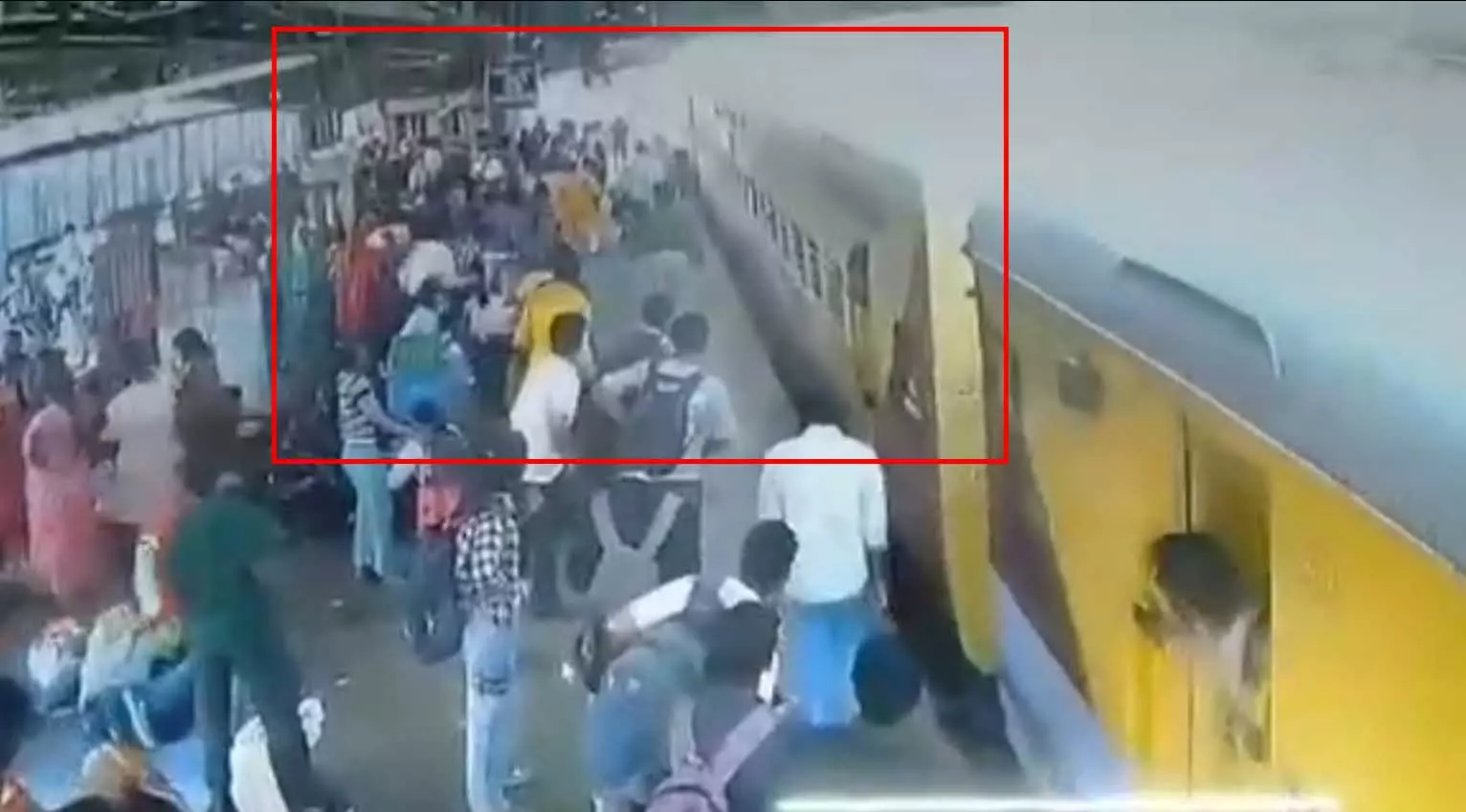 RPF जवानों की सूझबूझ से बची महिला की जान, रेलवे स्टेशन का VIDEO RPF जवानों की सूझबूझ से बची महिला की जान, रेलवे स्टेशन का VIDEO