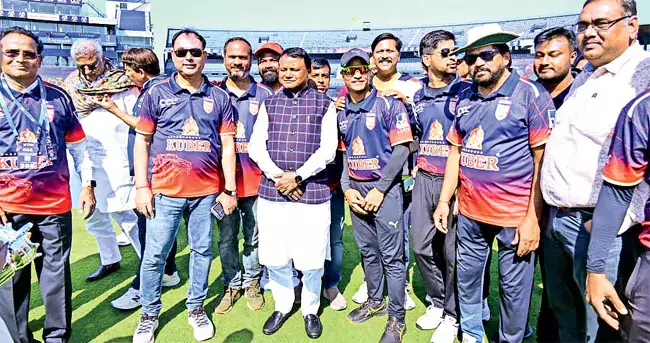 CM Majhi ने विजेता टीम को ट्रॉफी प्रदान की CM Majhi ने विजेता टीम को ट्रॉफी प्रदान की