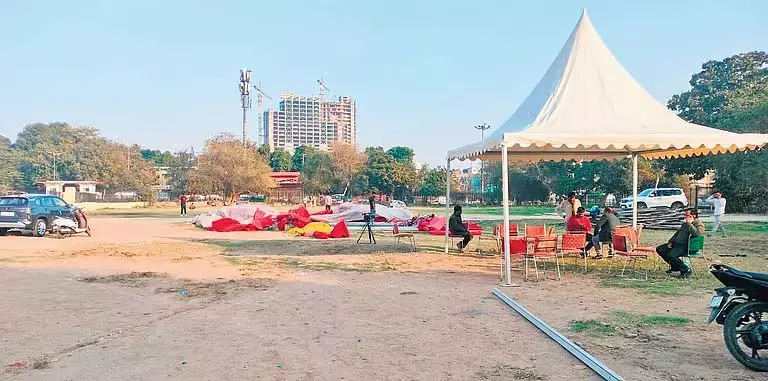 रामलीला मैदान में 20 फरवरी के शपथ समारोह की तैयारियां जोरों पर रामलीला मैदान में 20 फरवरी के शपथ समारोह की तैयारियां जोरों पर