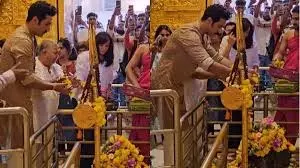 Vicky Kaushal: छावा की सफलता पर विक्की कौशल ने बाबुलनाथ मंदिर में टेका माथा Vicky Kaushal: छावा की सफलता पर विक्की कौशल ने बाबुलनाथ मंदिर में टेका माथा