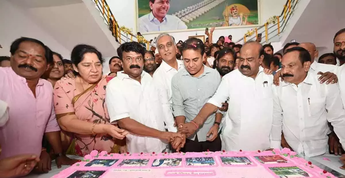 Telangana: बीआरएस नेताओं ने केसीआर का जन्मदिन भव्य तरीके से मनाया Telangana: बीआरएस नेताओं ने केसीआर का जन्मदिन भव्य तरीके से मनाया