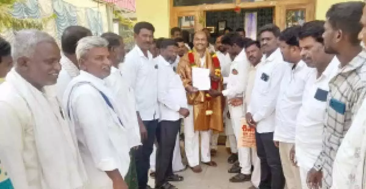 Telangana: 11 केवी सबस्टेशन के लिए किसानों ने विधायक का आभार जताया Telangana: 11 केवी सबस्टेशन के लिए किसानों ने विधायक का आभार जताया