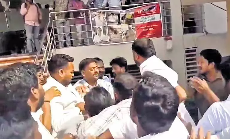 Andhra के तुनि में उप-अध्यक्ष चुनाव को लेकर तनाव Andhra के तुनि में उप-अध्यक्ष चुनाव को लेकर तनाव