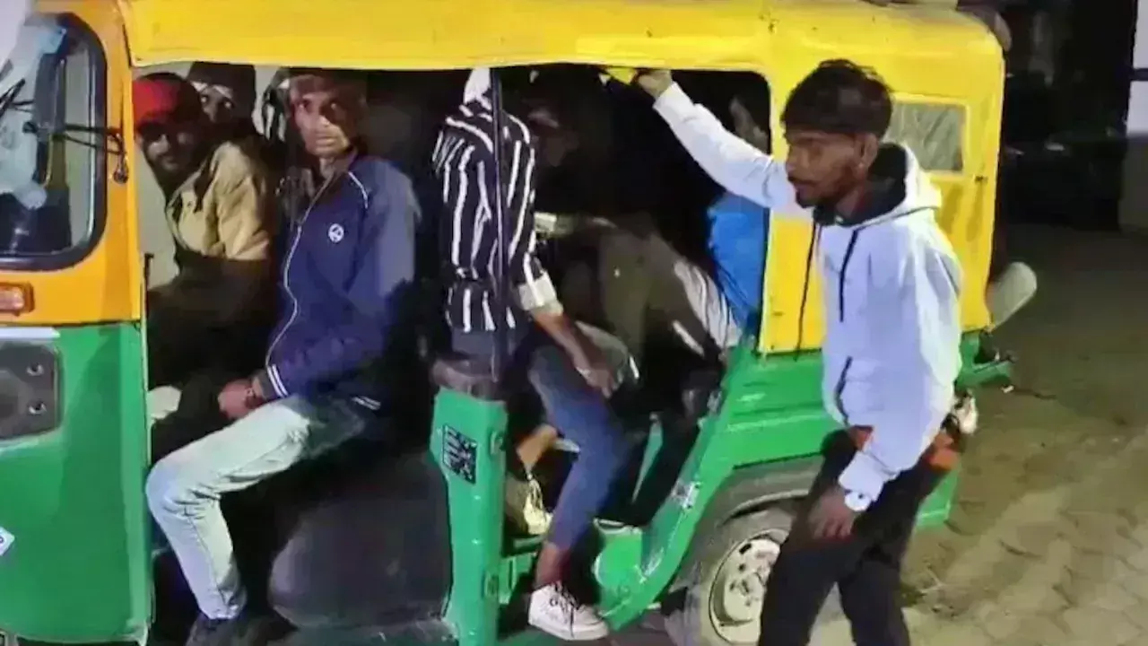 Jhansi: एक फोर-सीटर ऑटो में 19 लोग ठुंसे हुए नजर आया Jhansi: एक फोर-सीटर ऑटो में 19 लोग ठुंसे हुए नजर आया