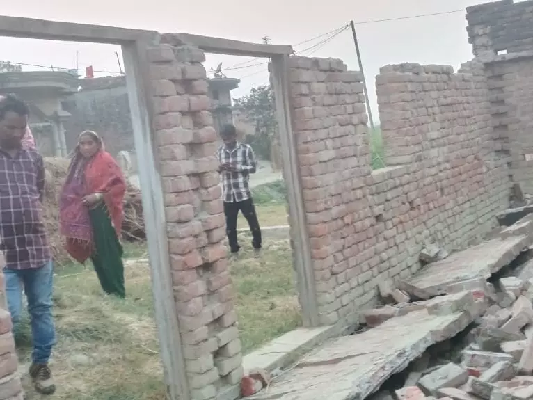 Sultanpur: निर्माणाधीन मकान की दीवार गिरी, बच्चे की दर्दनाक मौत Sultanpur: निर्माणाधीन मकान की दीवार गिरी, बच्चे की दर्दनाक मौत