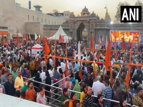 MahaKumbh के बाद काशी विश्वनाथ मंदिर में श्रद्धालुओं की भारी भीड़ उमड़ी MahaKumbh के बाद काशी विश्वनाथ मंदिर में श्रद्धालुओं की भारी भीड़ उमड़ी