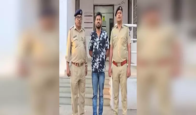 फिल्म ‘छावा’ में मुगल अत्याचार देख भड़का दर्शक, मल्टीप्लेक्स की फाड़ी स्क्रीन फिल्म ‘छावा’ में मुगल अत्याचार देख भड़का दर्शक, मल्टीप्लेक्स की फाड़ी स्क्रीन