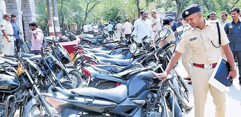 Andhra में पुलिस ने छह लोगों को गिरफ्तार किया, गांजा के साथ 22 बाइकें जब्त कीं Andhra में पुलिस ने छह लोगों को गिरफ्तार किया, गांजा के साथ 22 बाइकें जब्त कीं