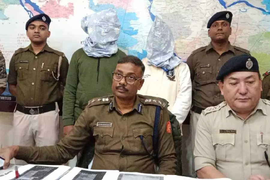 कूचबिहार में फर्जी CBI अधिकारी के दो सहयोगी गिरफ्तार कूचबिहार में फर्जी CBI अधिकारी के दो सहयोगी गिरफ्तार