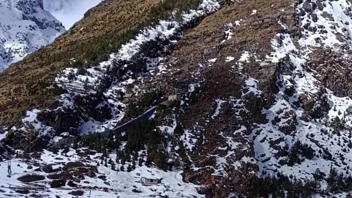 Badrinath: जमीन पर छह इंच तक ताजा बर्फबारी, मौसम में बदलाव से कड़ाके की ठंड Badrinath: जमीन पर छह इंच तक ताजा बर्फबारी, मौसम में बदलाव से कड़ाके की ठंड