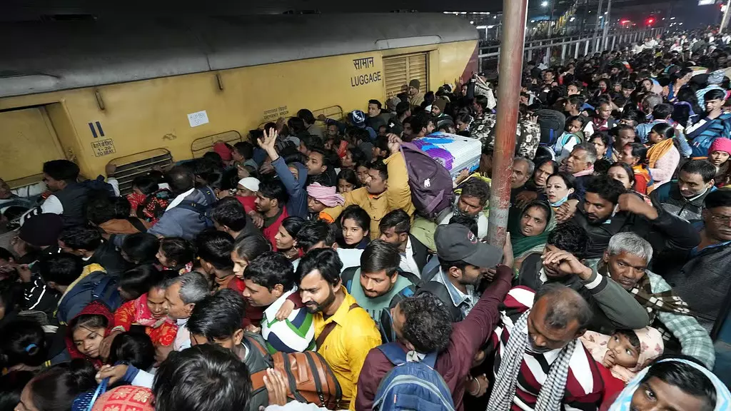 Maha Kumbh: दिल्ली में भगदड़ के बाद रांची रेलवे स्टेशन पर 5 महिलाएं बेहोश Maha Kumbh: दिल्ली में भगदड़ के बाद रांची रेलवे स्टेशन पर 5 महिलाएं बेहोश