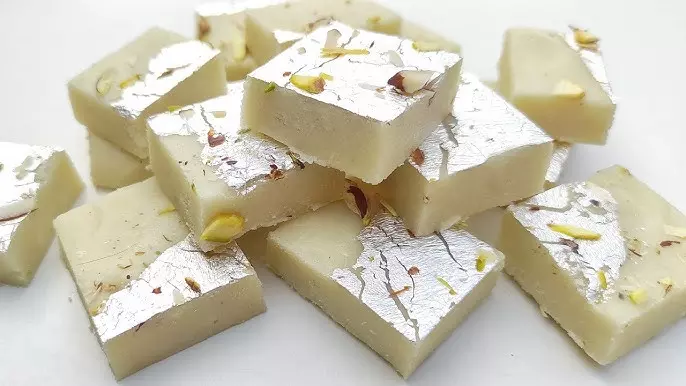 Maida ki Barfi बहुत कम सामग्री के साथ आसानी से हो जाती है तैयार Maida ki Barfi बहुत कम सामग्री के साथ आसानी से हो जाती है तैयार