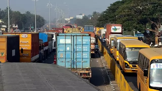 Tamil Nadu : कृष्णागिरी-बेंगलुरु राष्ट्रीय राजमार्ग पर यातायात जाम Tamil Nadu : कृष्णागिरी-बेंगलुरु राष्ट्रीय राजमार्ग पर यातायात जाम