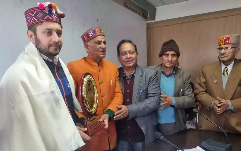 Himachal: निस्वार्थ सेवा के लिए पेंशनर्स सम्मानित Himachal: निस्वार्थ सेवा के लिए पेंशनर्स सम्मानित