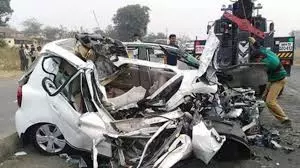 Bareilly: बस और कार की टक्कर में 2 की मौत, कई घायल Bareilly: बस और कार की टक्कर में 2 की मौत, कई घायल