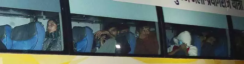 आगमन के 7 घंटे बाद, निर्वासित लोग जत्थों में Amritsar हवाई अड्डे से रवाना हुए आगमन के 7 घंटे बाद, निर्वासित लोग जत्थों में Amritsar हवाई अड्डे से रवाना हुए