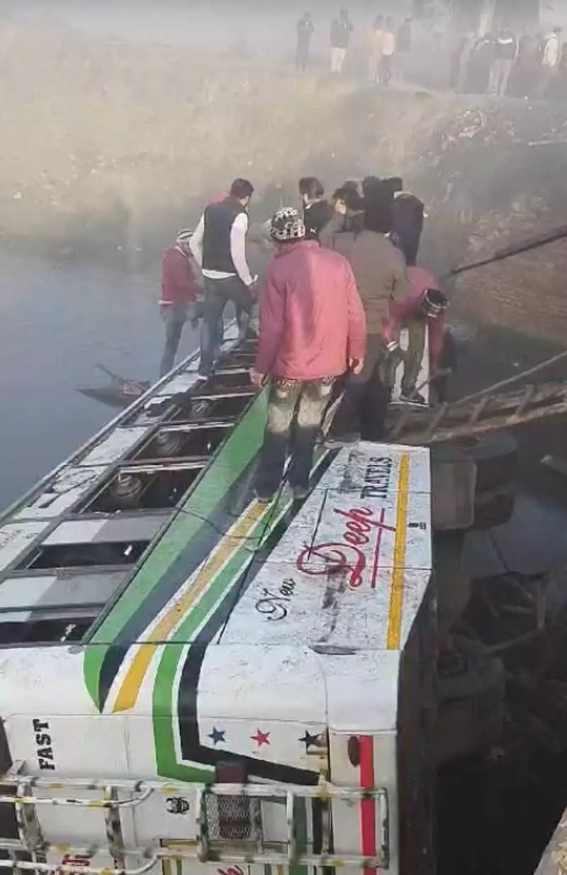 Faridkot में बस नाले में गिरी, 6 लोगों की मौत, कई घायल Faridkot में बस नाले में गिरी, 6 लोगों की मौत, कई घायल