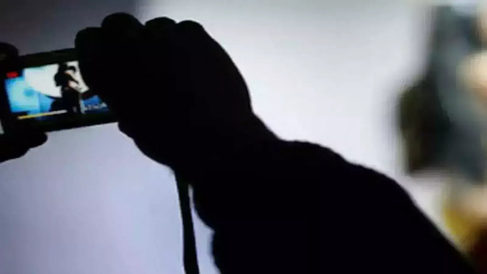 Muzaffarnagar: युवती के अश्लील फोटो खींचने और ब्लैकमेल करने का मामला सामने आया Muzaffarnagar: युवती के अश्लील फोटो खींचने और ब्लैकमेल करने का मामला सामने आया