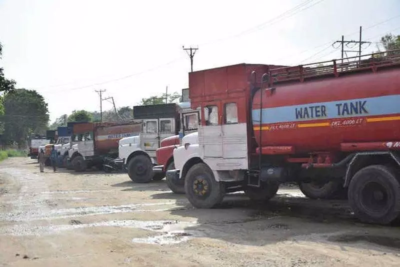 J&K सरकार ने अभावग्रस्त क्षेत्रों के लिए मुफ्त पानी के टैंकरों की घोषणा की J&K सरकार ने अभावग्रस्त क्षेत्रों के लिए मुफ्त पानी के टैंकरों की घोषणा की