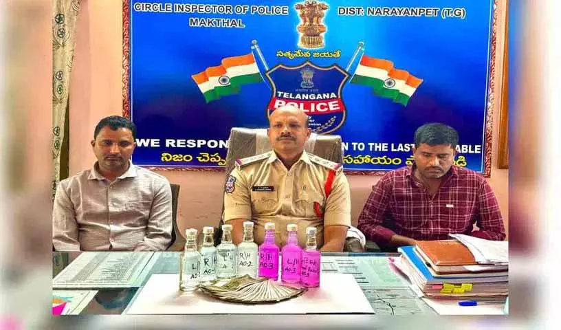 बलात्कार के आरोपी की मदद के लिए रिश्वत लेते Makthal सर्किल इंस्पेक्टर और दो कांस्टेबल गिरफ्तार बलात्कार के आरोपी की मदद के लिए रिश्वत लेते Makthal सर्किल इंस्पेक्टर और दो कांस्टेबल गिरफ्तार