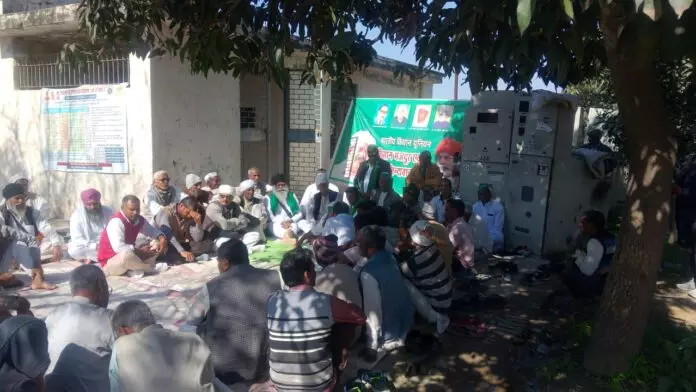 Shamli: टोड़ा गांव के किसानों ने स्मार्ट मीटरों के खिलाफ बिजलीघर पर धरना दिया Shamli: टोड़ा गांव के किसानों ने स्मार्ट मीटरों के खिलाफ बिजलीघर पर धरना दिया