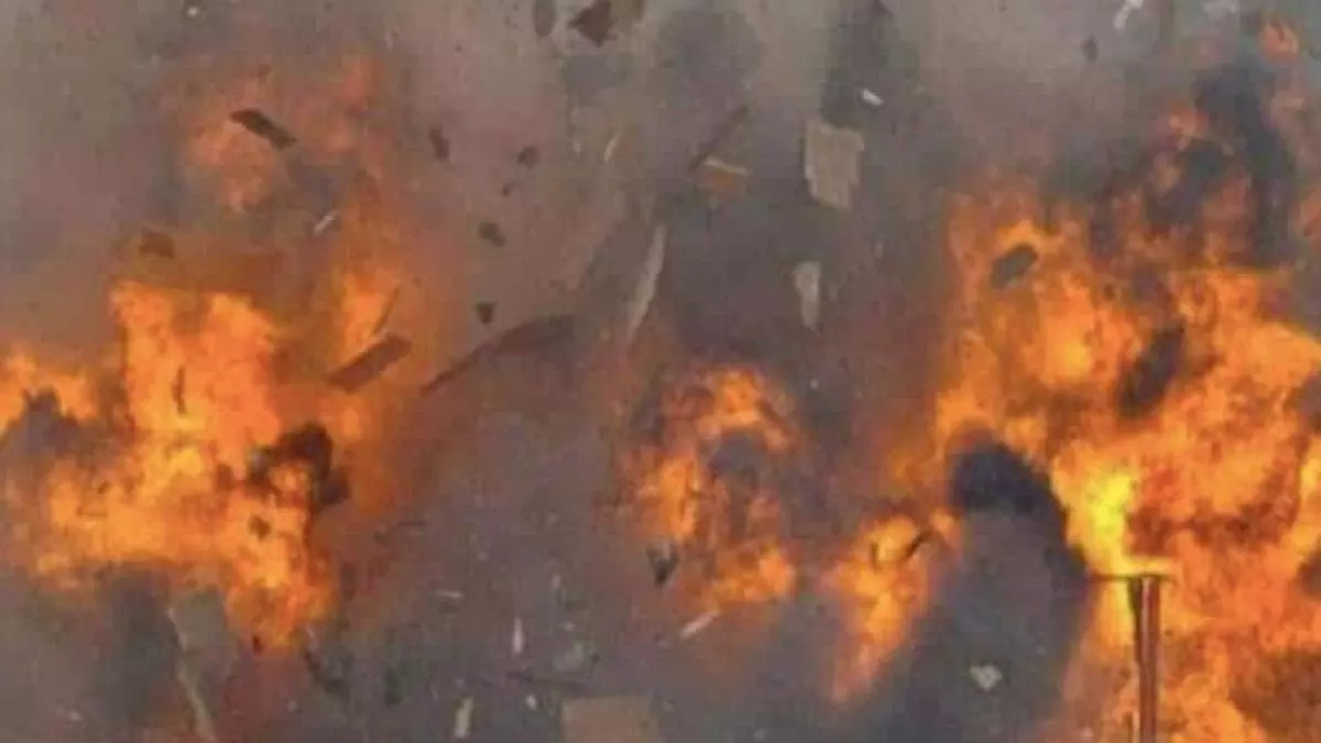Ghaziabad: अबूपुर में अवैध पटाखा फैक्टरी में लगी भीषण आग Ghaziabad: अबूपुर में अवैध पटाखा फैक्टरी में लगी भीषण आग
