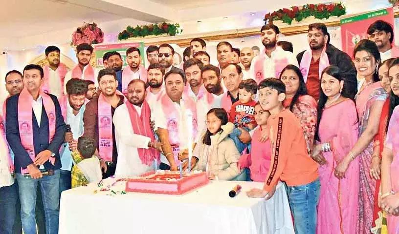 BRS UK इकाई ने केसीआर के 71वें जन्मदिन का जश्न मनाने के लिए अंतरधार्मिक प्रार्थना सत्र आयोजित किया BRS UK इकाई ने केसीआर के 71वें जन्मदिन का जश्न मनाने के लिए अंतरधार्मिक प्रार्थना सत्र आयोजित किया