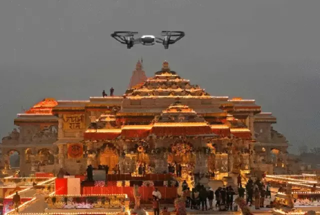Ayodhya: राम मंदिर परिसर में श्रद्धालुओं की भारी भीड़ के बाच एक ड्रोन अचानक गिरा Ayodhya: राम मंदिर परिसर में श्रद्धालुओं की भारी भीड़ के बाच एक ड्रोन अचानक गिरा
