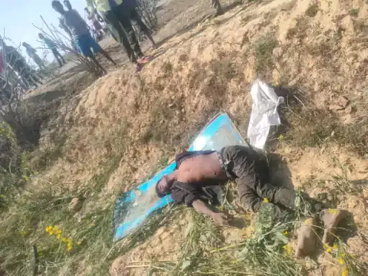 पिकअप और बाइक की भिड़ंत, पिता-बेटे की मौत पिकअप और बाइक की भिड़ंत, पिता-बेटे की मौत