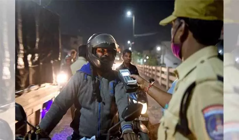 Nizamabad में शराब के नशे में कार चालक ने सब-इंस्पेक्टर को टक्कर मारी Nizamabad में शराब के नशे में कार चालक ने सब-इंस्पेक्टर को टक्कर मारी