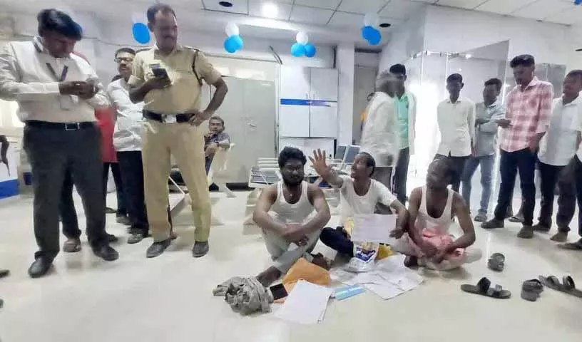 Adilabad में भुगतान में देरी के विरोध में किसानों ने बैंक में धरना दिया Adilabad में भुगतान में देरी के विरोध में किसानों ने बैंक में धरना दिया