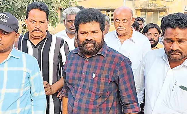YSRCP नेता नंदीगाम सुरेश ने सत्तेनपल्ली कोर्ट में किया सरेंडर YSRCP नेता नंदीगाम सुरेश ने सत्तेनपल्ली कोर्ट में किया सरेंडर