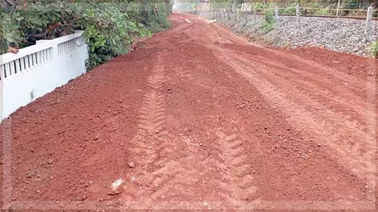 Velsao के स्थानीय लोगों ने विवादित भूमि पर चल रहे रेलवे निर्माण का विरोध किया Velsao के स्थानीय लोगों ने विवादित भूमि पर चल रहे रेलवे निर्माण का विरोध किया