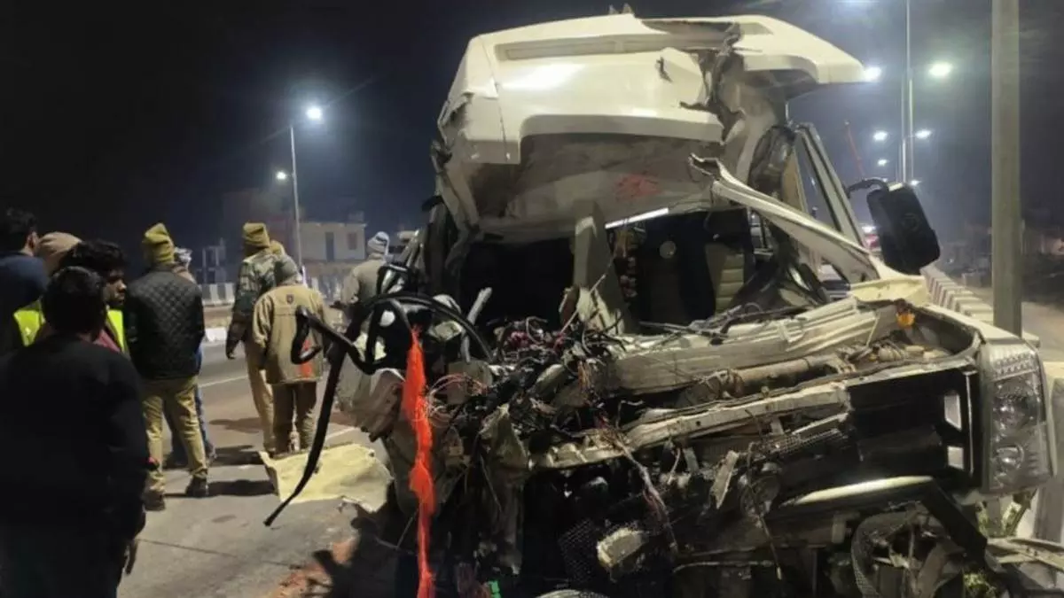Etawah: नेशनल हाईवे-19 पर श्रद्धालुओं से भरी मिनी बस ट्रेलर से टकराई Etawah: नेशनल हाईवे-19 पर श्रद्धालुओं से भरी मिनी बस ट्रेलर से टकराई