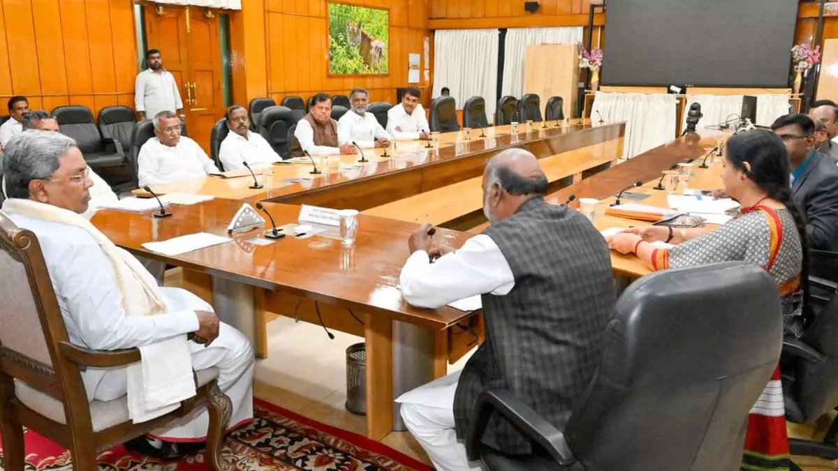 Karnataka : मुख्यमंत्री सिद्धारमैया ने दलित नेताओं के साथ बजट पूर्व बैठक की Karnataka : मुख्यमंत्री सिद्धारमैया ने दलित नेताओं के साथ बजट पूर्व बैठक की