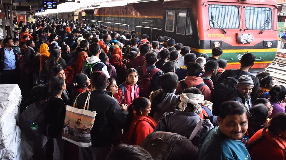 Lucknow: चारबाग रेलवे स्टेशन पर श्रद्धालुओं की भारी भीड़ Lucknow: चारबाग रेलवे स्टेशन पर श्रद्धालुओं की भारी भीड़