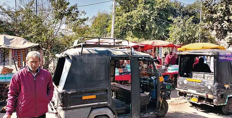 Ambala छावनी रेलवे स्टेशन का प्रवेश द्वार ऑटो-रिक्शा और चाय विक्रेताओं द्वारा अवरुद्ध Ambala छावनी रेलवे स्टेशन का प्रवेश द्वार ऑटो-रिक्शा और चाय विक्रेताओं द्वारा अवरुद्ध