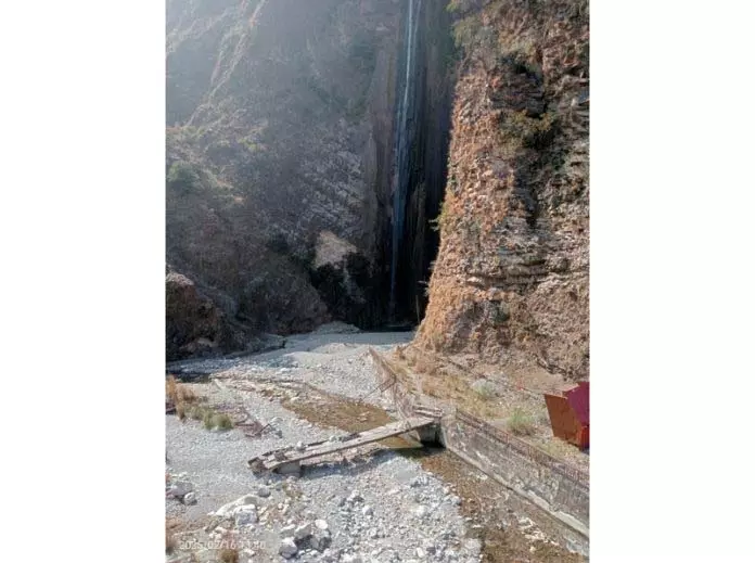 Jammu: कभी एक संपन्न पर्यटन स्थल रहा सियाड़ बाबा झरना खंडहर में तब्दील Jammu: कभी एक संपन्न पर्यटन स्थल रहा सियाड़ बाबा झरना खंडहर में तब्दील