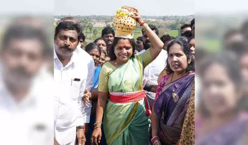 Kavitha ने लिंगमंथुला जथारा में बोनम चढ़ाया, तेलंगाना की समृद्धि के लिए प्रार्थना की Kavitha ने लिंगमंथुला जथारा में बोनम चढ़ाया, तेलंगाना की समृद्धि के लिए प्रार्थना की