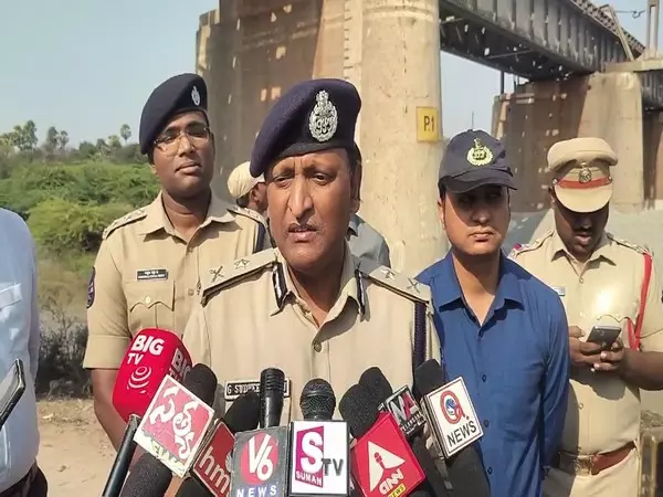 राचकोंडा के पुलिस आयुक्त सुधीर बाबू ने अवैध रेत खनन के खिलाफ अभियान चलाया, 50,000 टन रेत जब्त राचकोंडा के पुलिस आयुक्त सुधीर बाबू ने अवैध रेत खनन के खिलाफ अभियान चलाया, 50,000 टन रेत जब्त