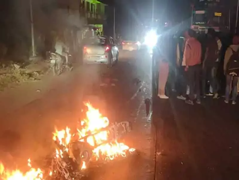 CG: तेज रफ्तार स्पोर्ट्स बाइक इनोवा से टकराई, अचानक लगी भीषण आग CG: तेज रफ्तार स्पोर्ट्स बाइक इनोवा से टकराई, अचानक लगी भीषण आग