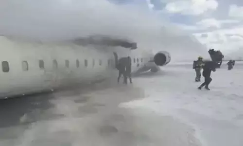 विमान क्रैश होते ही पलटा, 15 यात्री घायल विमान क्रैश होते ही पलटा, 15 यात्री घायल