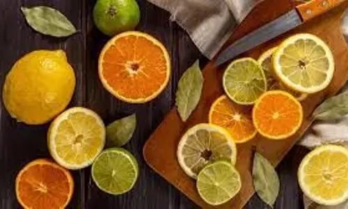 Beauty Tips: अगर आप चाहती हैं कि आपका चेहरा चांद की तरह चमके तो इन फलों के छिलके लगाएं