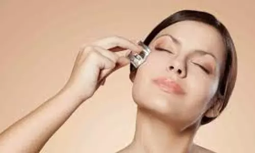 Skin Care Tips: त्वचा पर बर्फ के टुकड़े का इस्तेमाल करने से मिलते हैं ये 3 कमाल के फायदे Skin Care Tips: त्वचा पर बर्फ के टुकड़े का इस्तेमाल करने से मिलते हैं ये 3 कमाल के फायदे